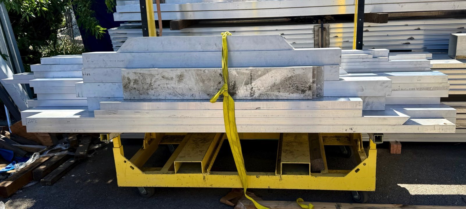 A grouped quantity of shorter aluminum lengths