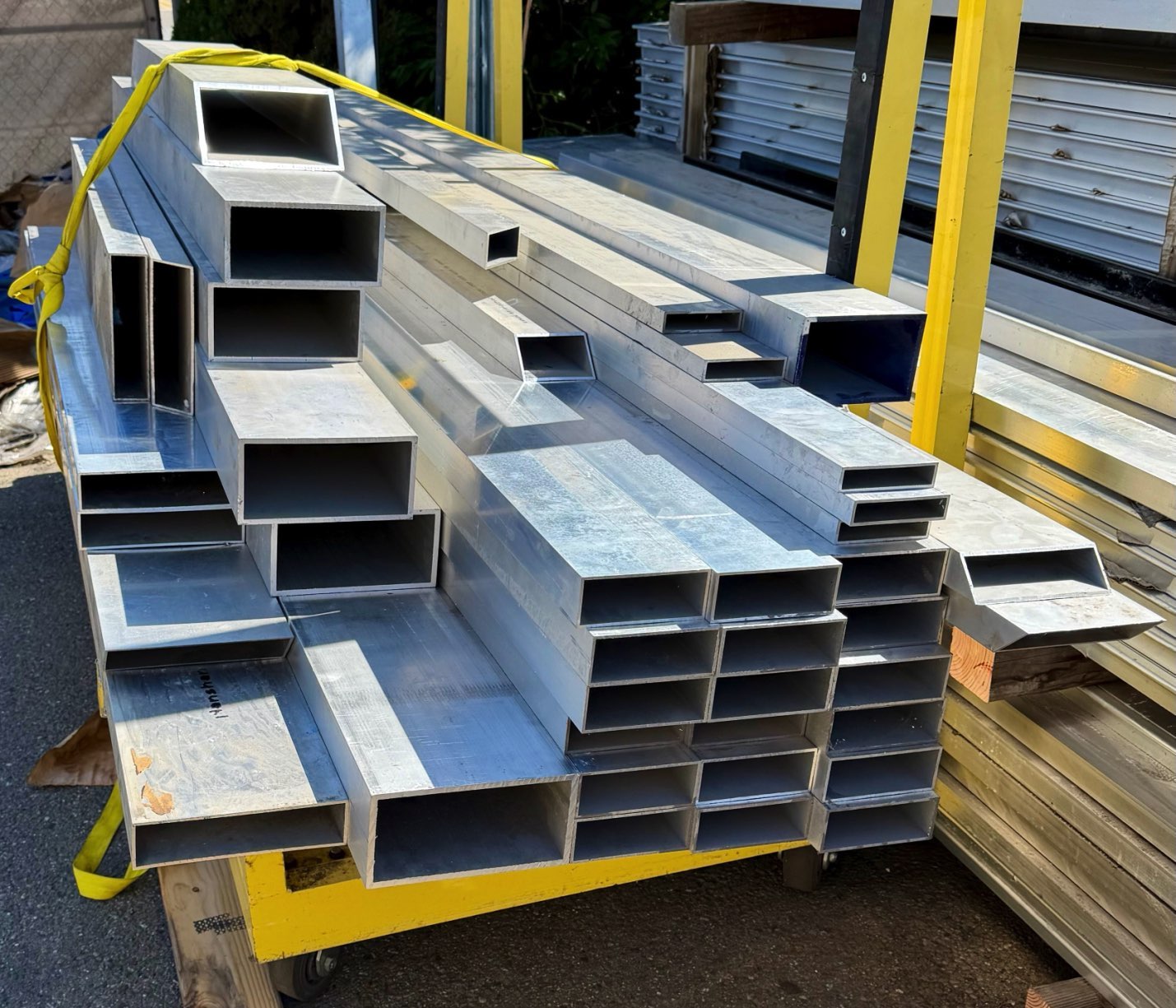Mixed aluminum sections arranged on a material cart