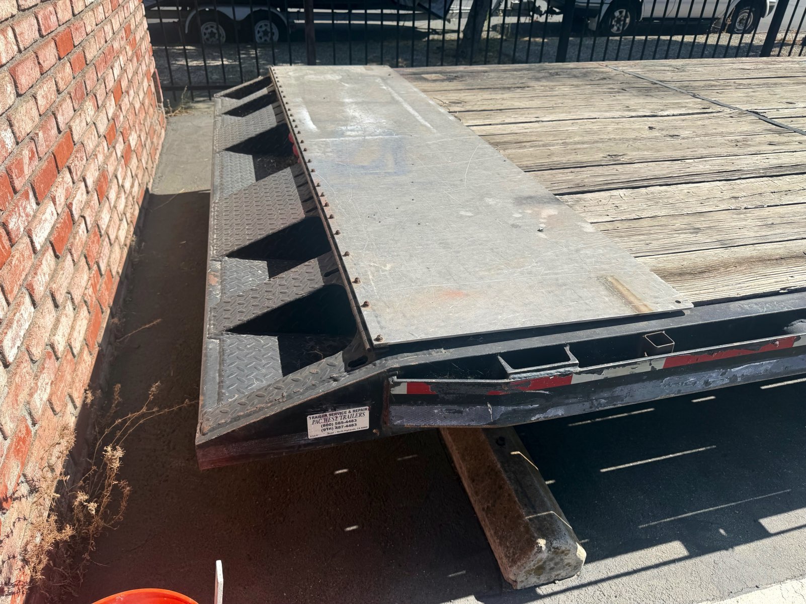 Knife-edge rear and steel approach plate