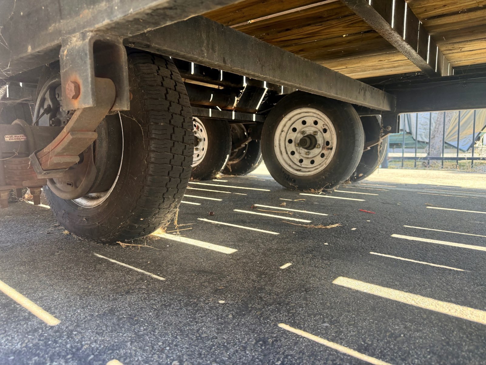 Tandem dual-wheel axle and suspension detail
